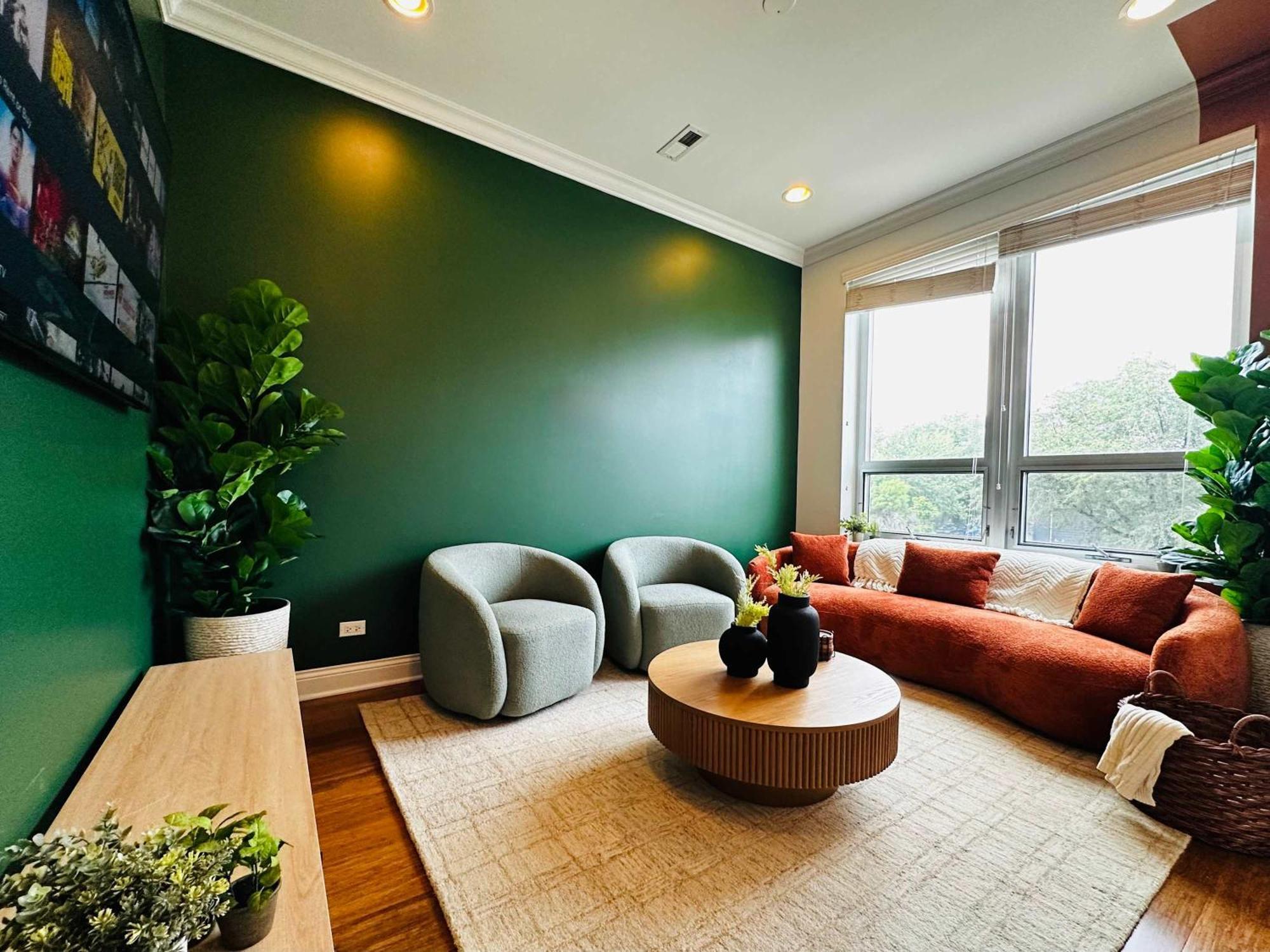 Apartment Gym Garage Parking Balcony Sleeps 4 Chicago