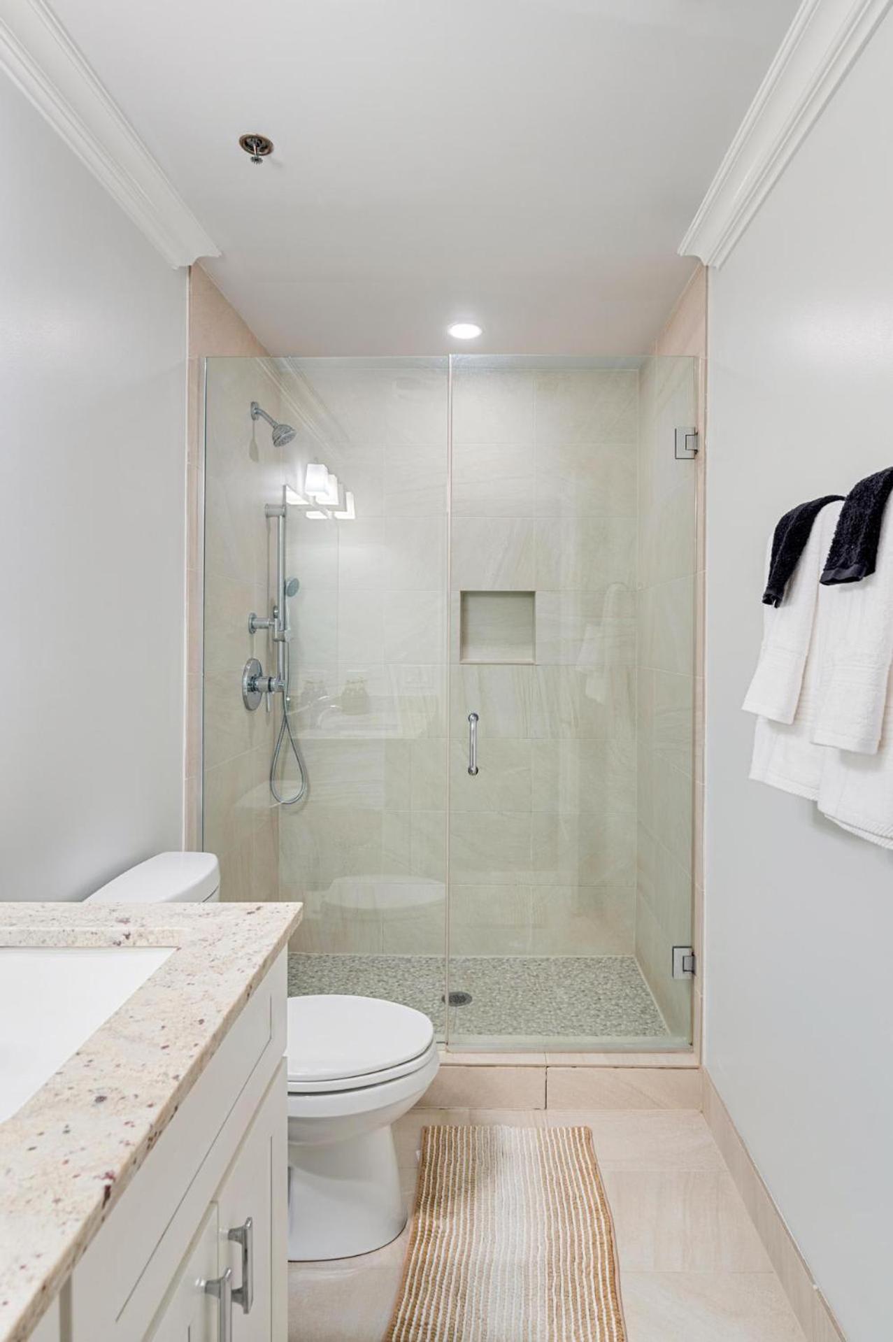 Gym Garage Parking Balcony Sleeps 4