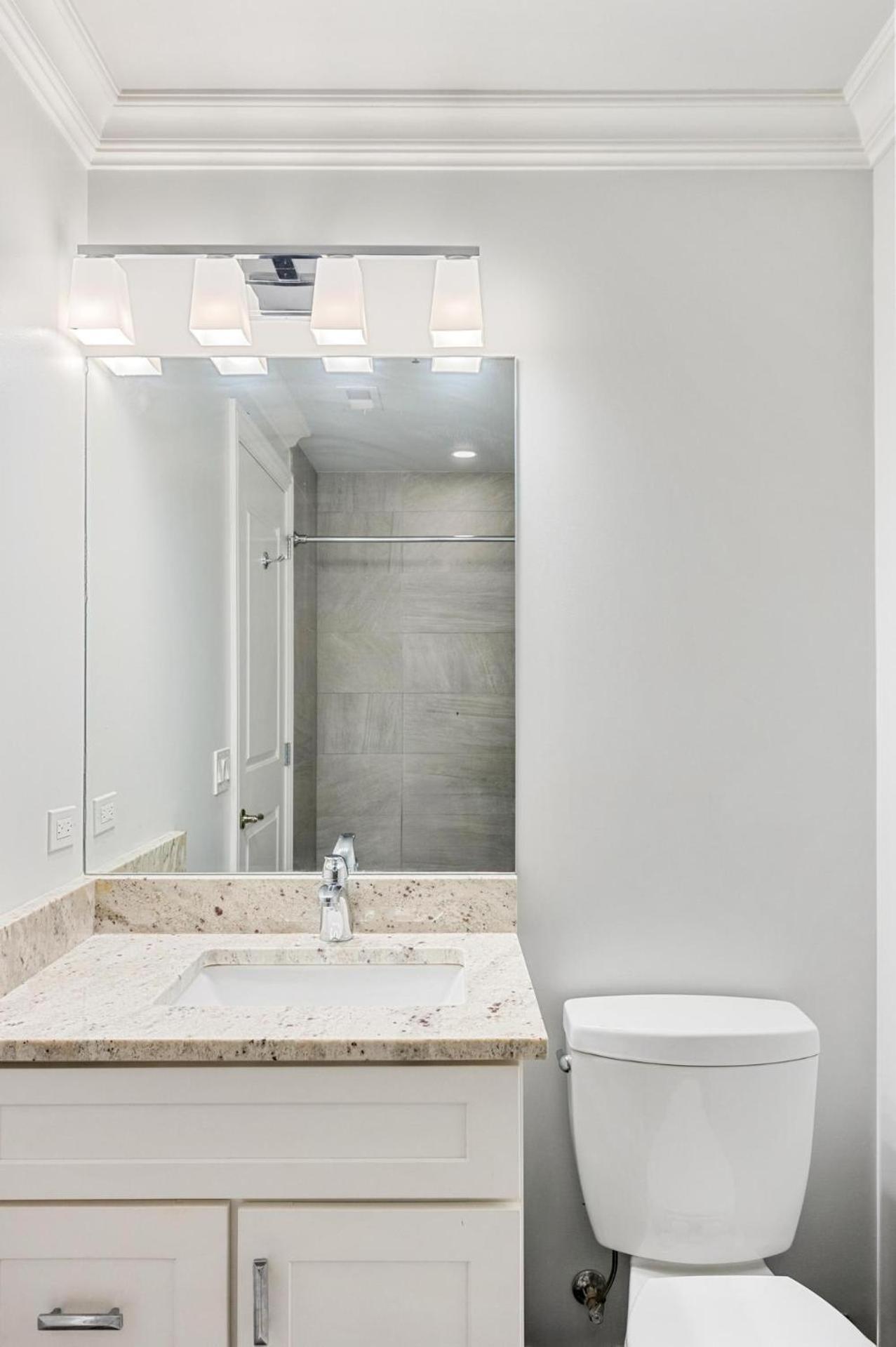 Gym Garage Parking Balcony Sleeps 4 Chicago