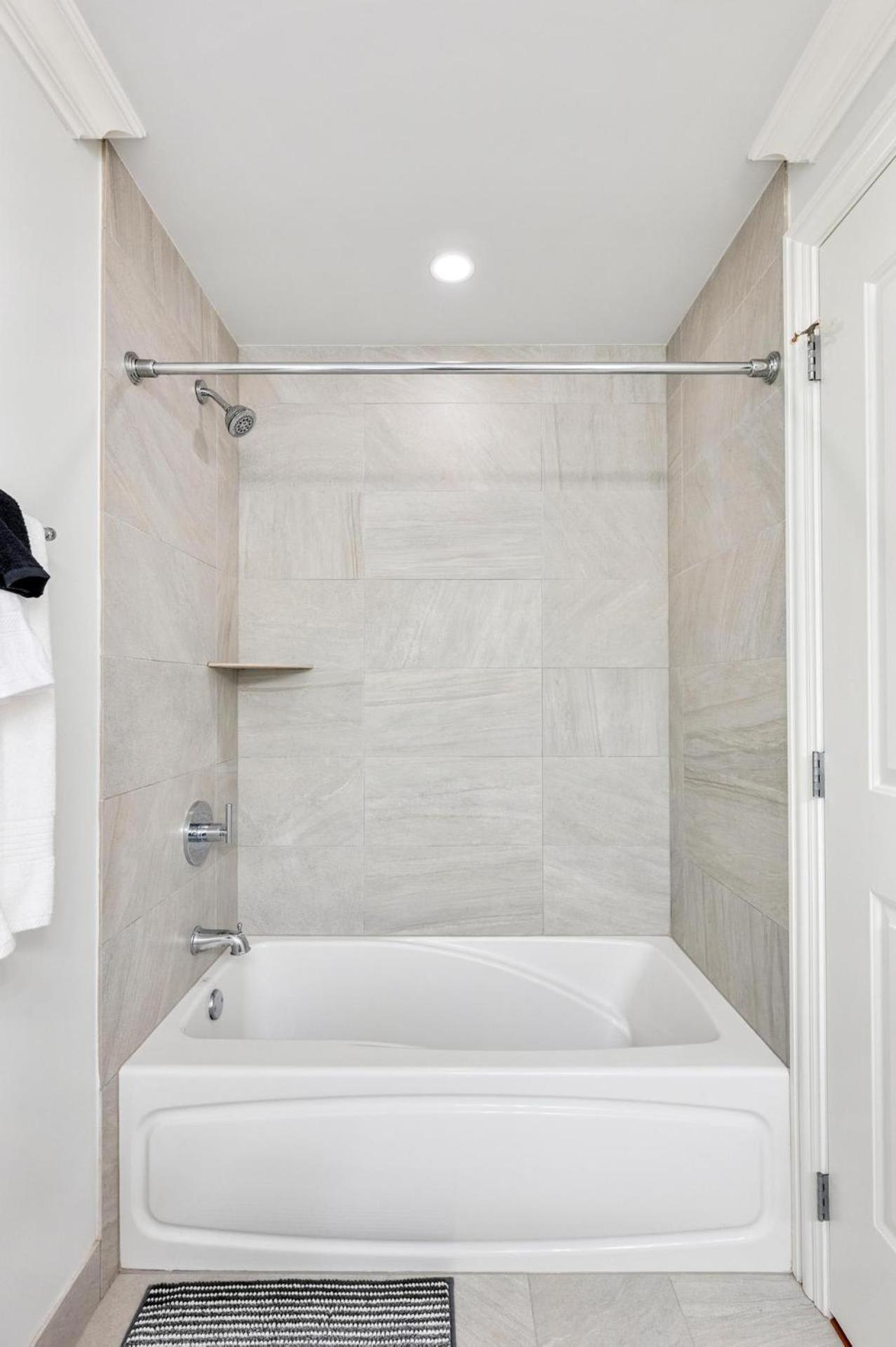 Gym Garage Parking Balcony Sleeps 4 Apartment *