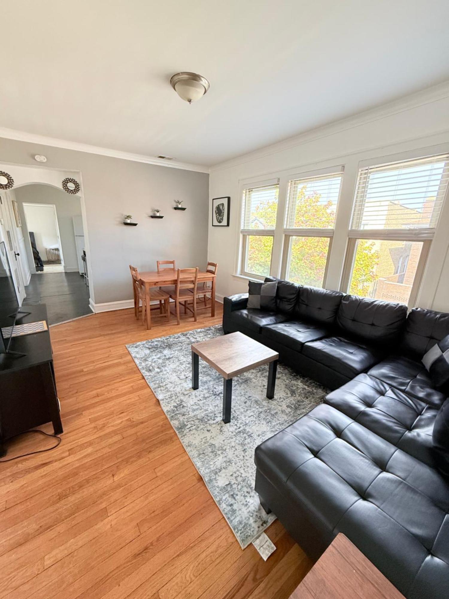 Free Parking! Private Rooftop! 3bd Near Downtown! Chicago