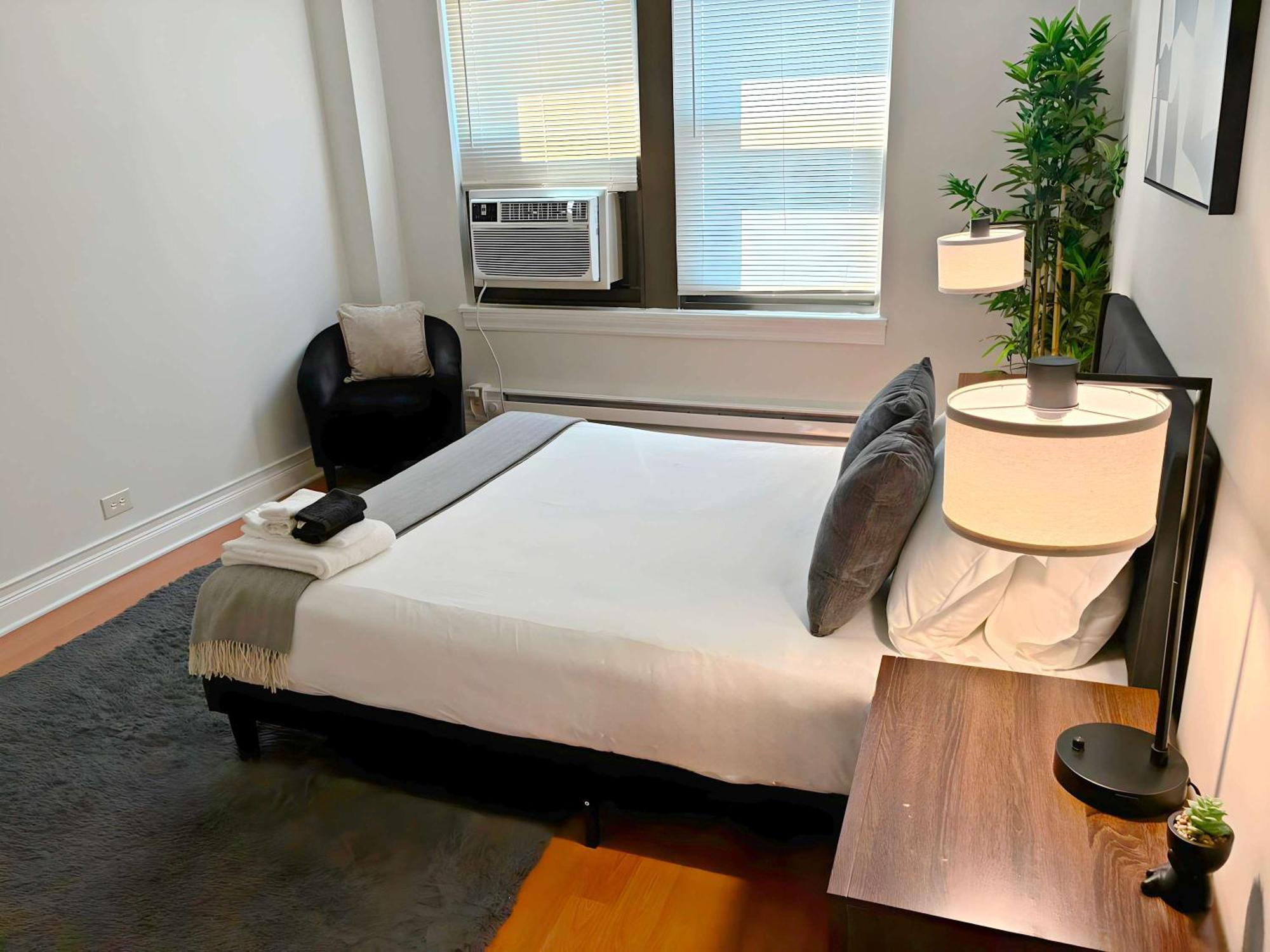 Cozy And Roomy 2br In - Lsalle 1802