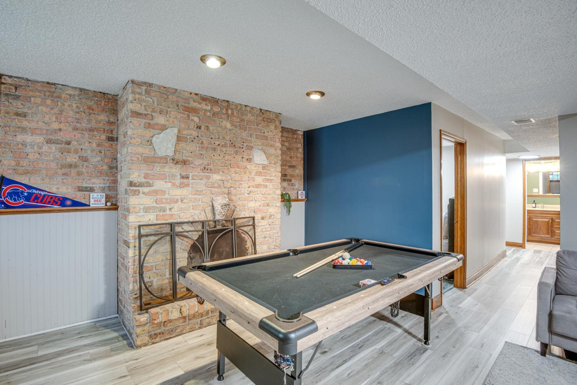 Pet-friendly With Pool Table Walk To Wrigley Field Holiday home Chicago