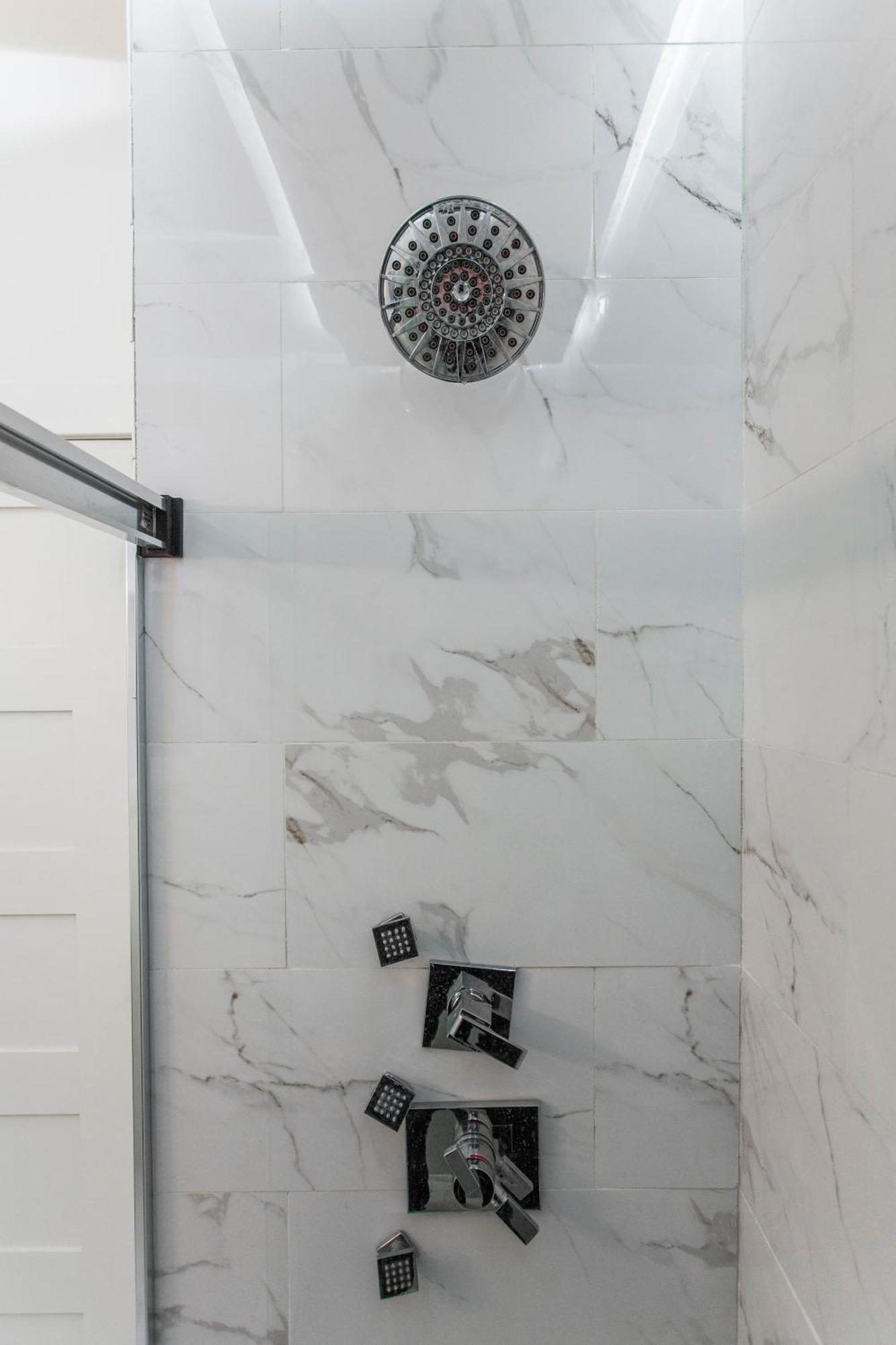 Prime Location! - 1min Walk To Wrigley Field - Modern 2br Apts Right Next To Wrigley Field & Transit! Apartment *