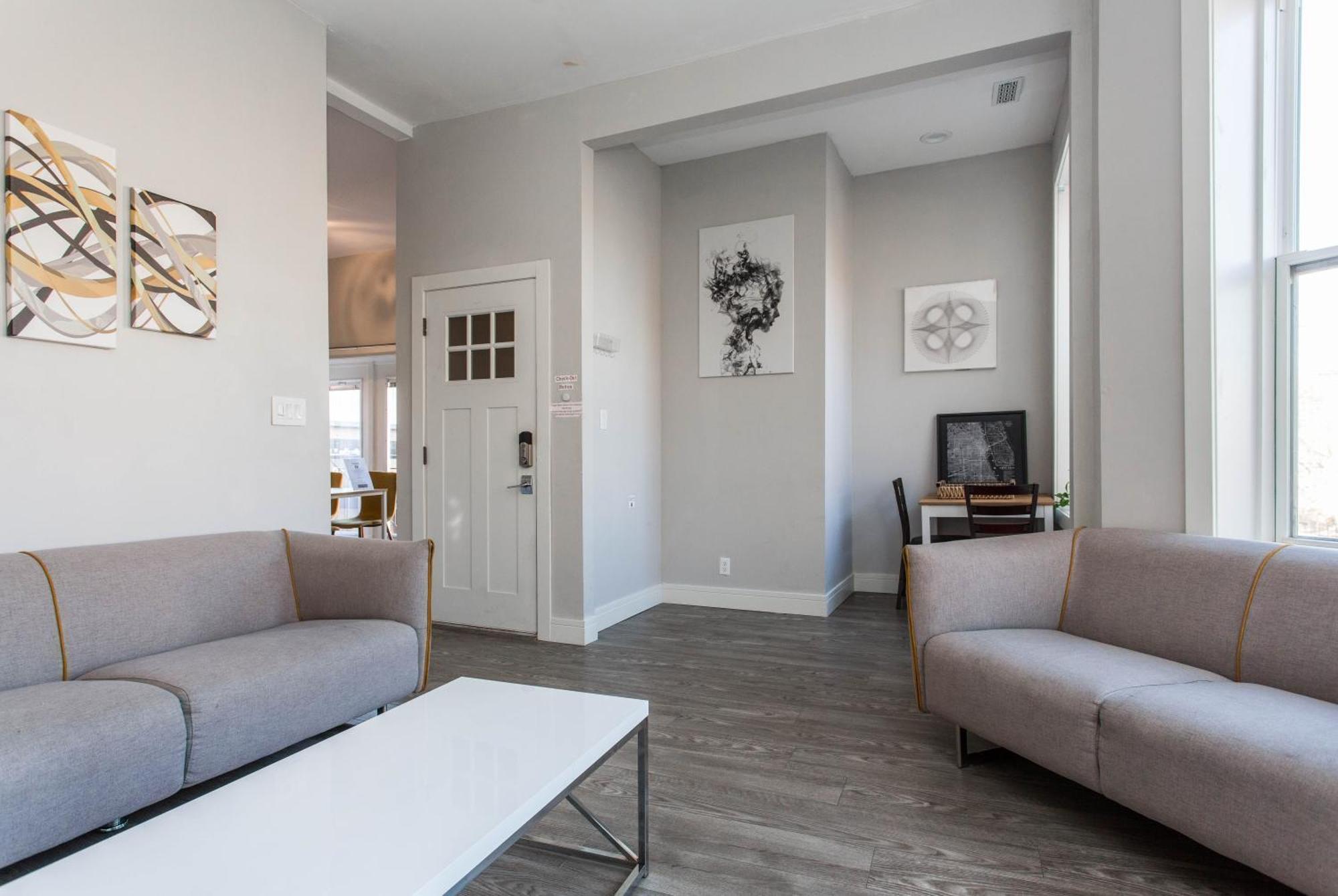 Prime Location! - 1min Walk To Wrigley Field - Modern 2br Apts Right Next To Wrigley Field & Transit! * Chicago