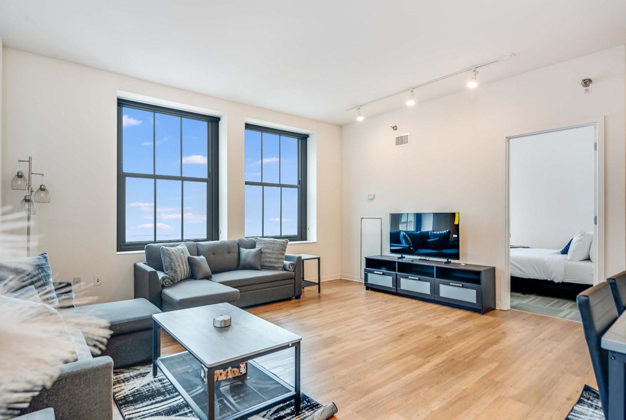 Apartment Downtown With Free In & Out Parking 1 *