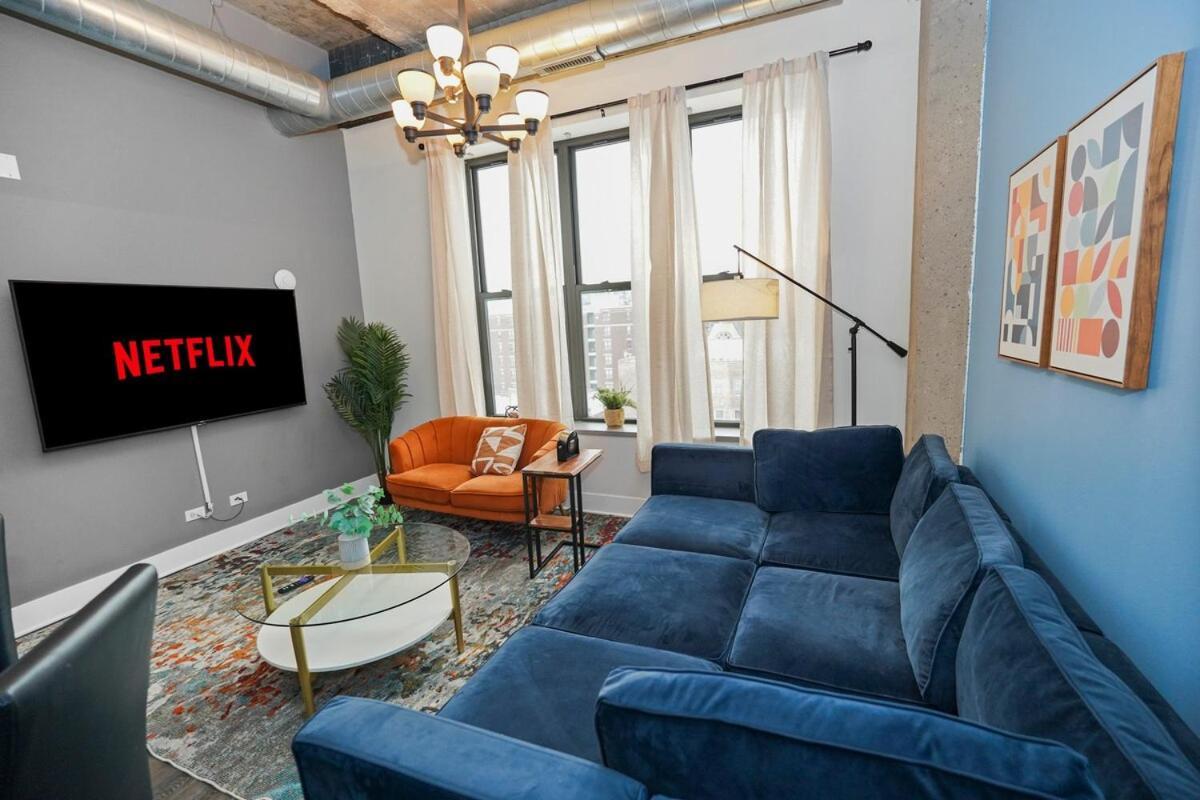 Mccormick Place: Modern Downtown Loft With Optional Parking Apartment