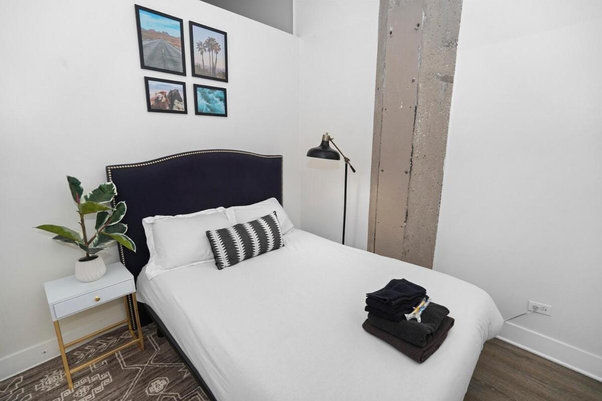 Mccormick Place: Modern Downtown Loft With Optional Parking Apartment *