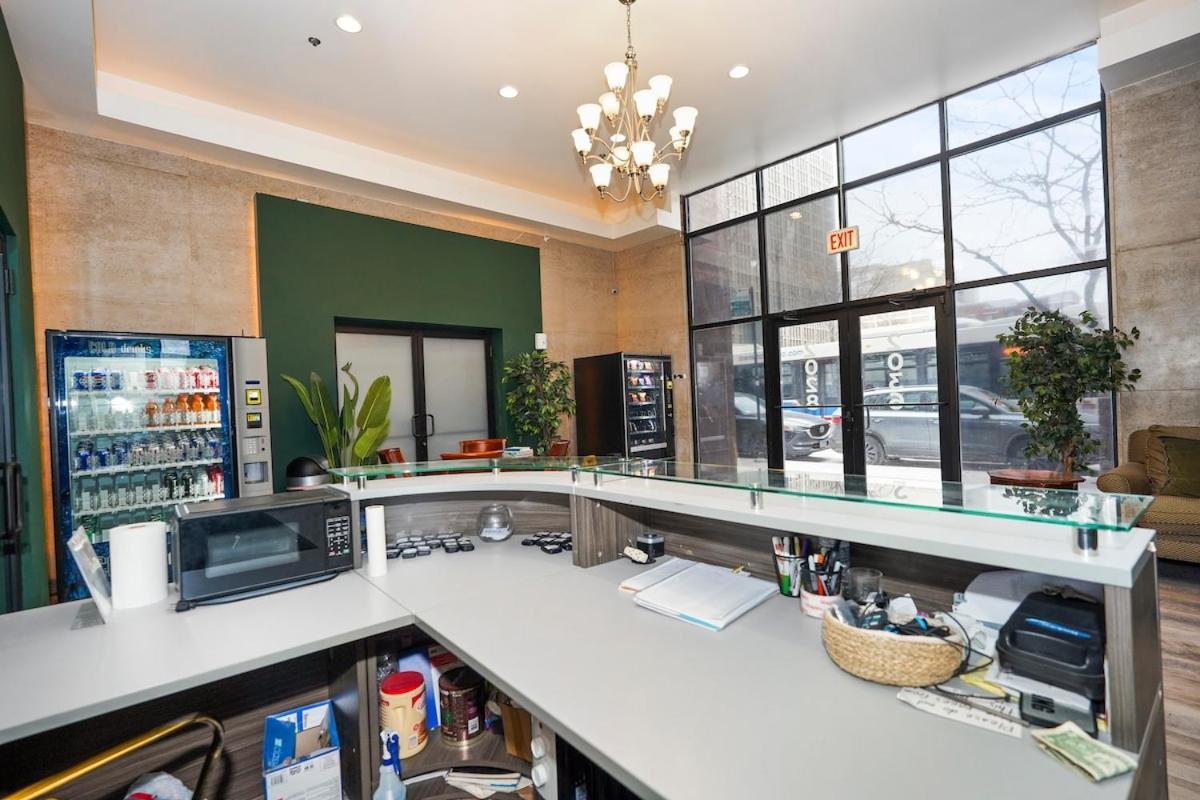 Mccormick Place: Modern Downtown Loft With Optional Parking Apartment *