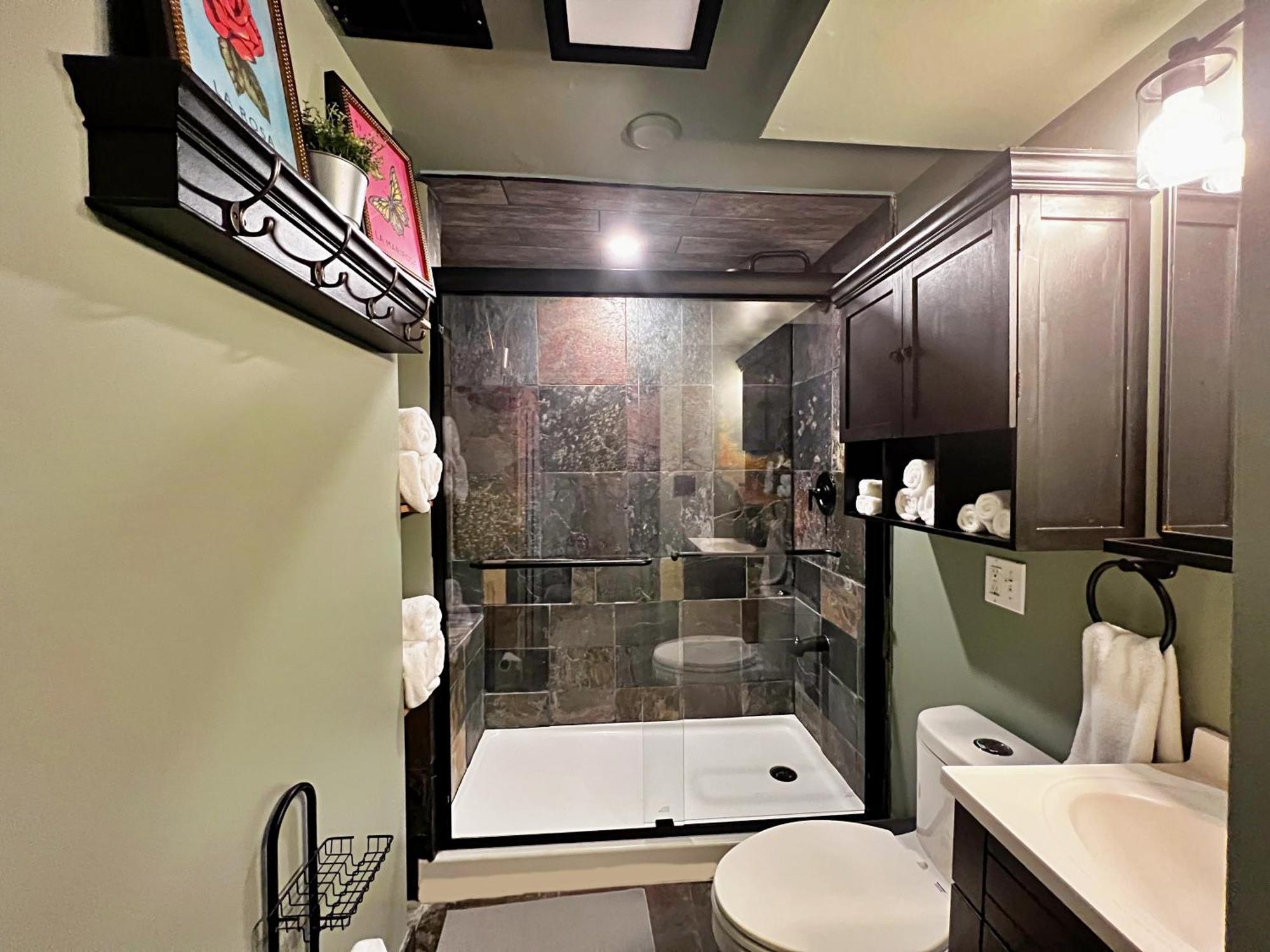 The Banksy-greystone Rooftop Firepit United Center Apartment Chicago