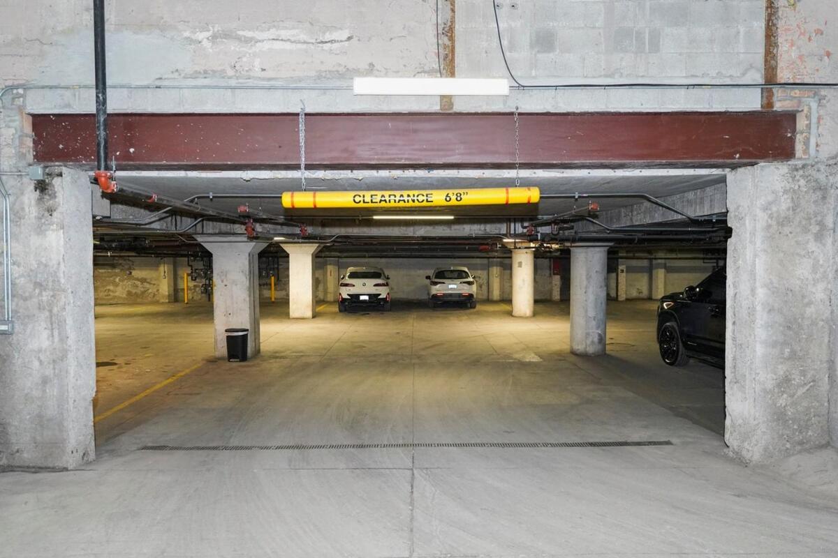 Mccormick Place: Modern Downtown Loft With Optional Parking Apartment *