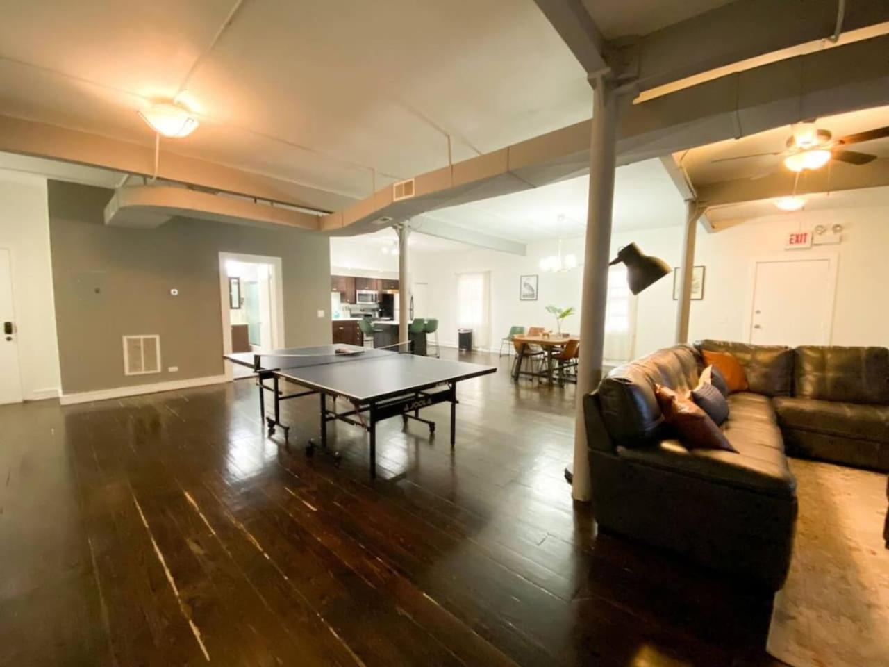 Mccormick 3br Huge Unit, Optional Parking With Ping-pong * Chicago