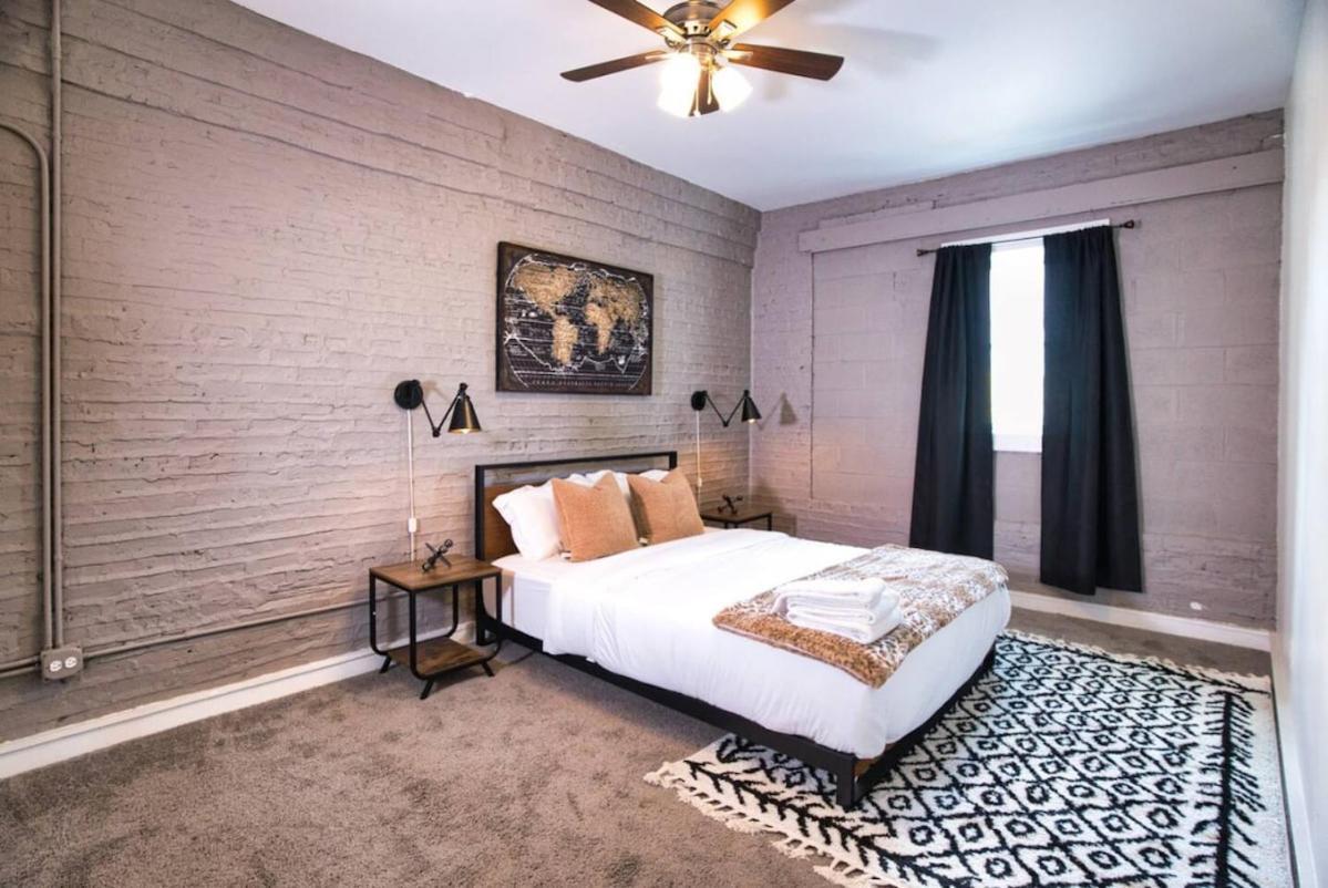Mccormick 4br Huge Unit W/ Pool Table | Sleeps 10 Chicago