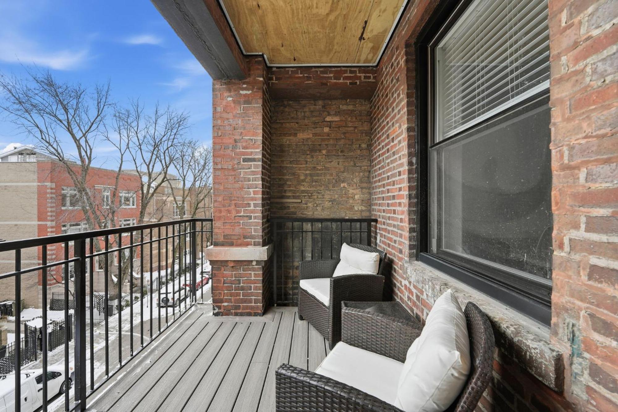 Apartment In Wrigley Close To The Field & Food