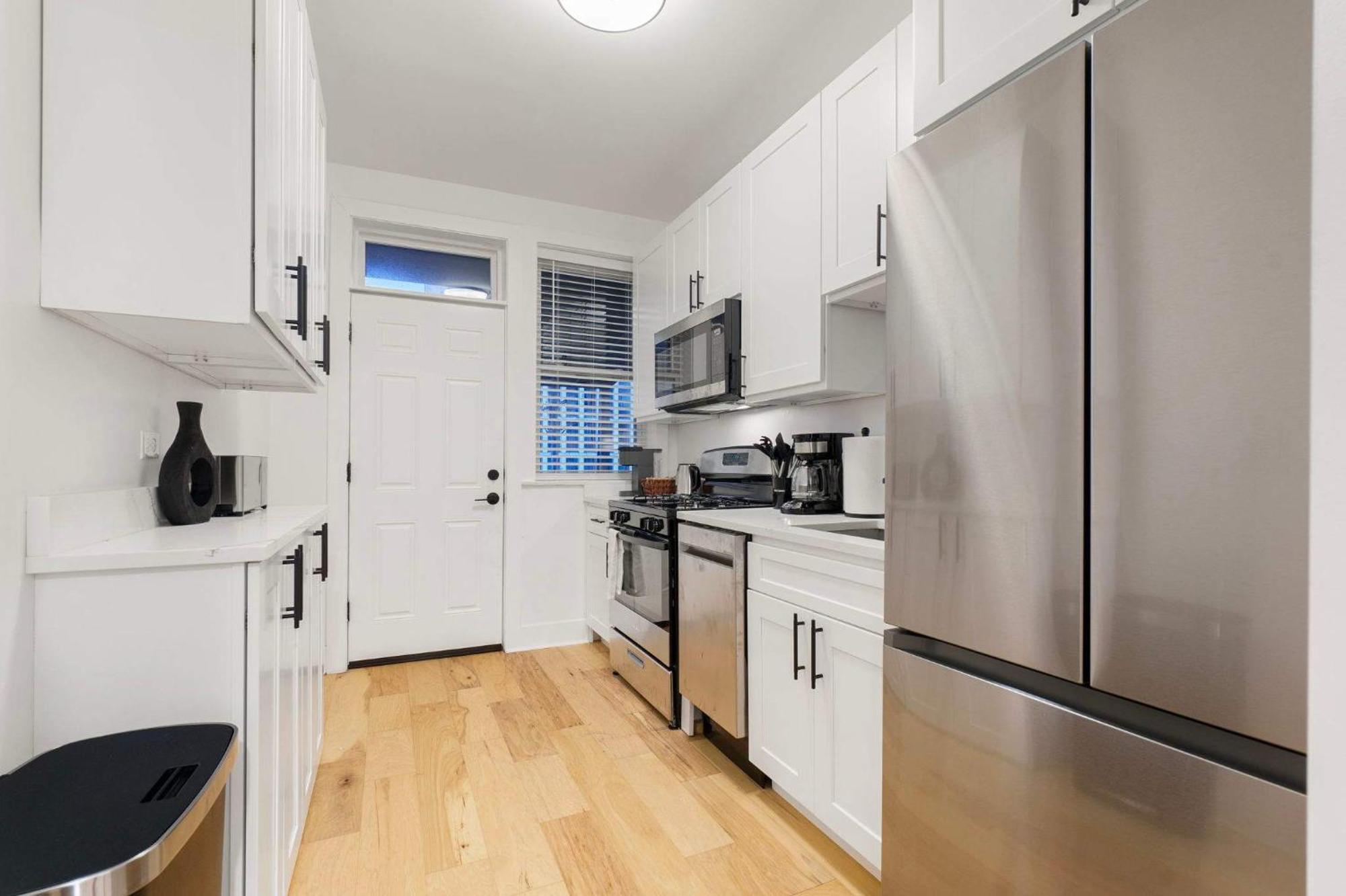 Apartment In Wrigley Close To The Field & Food *