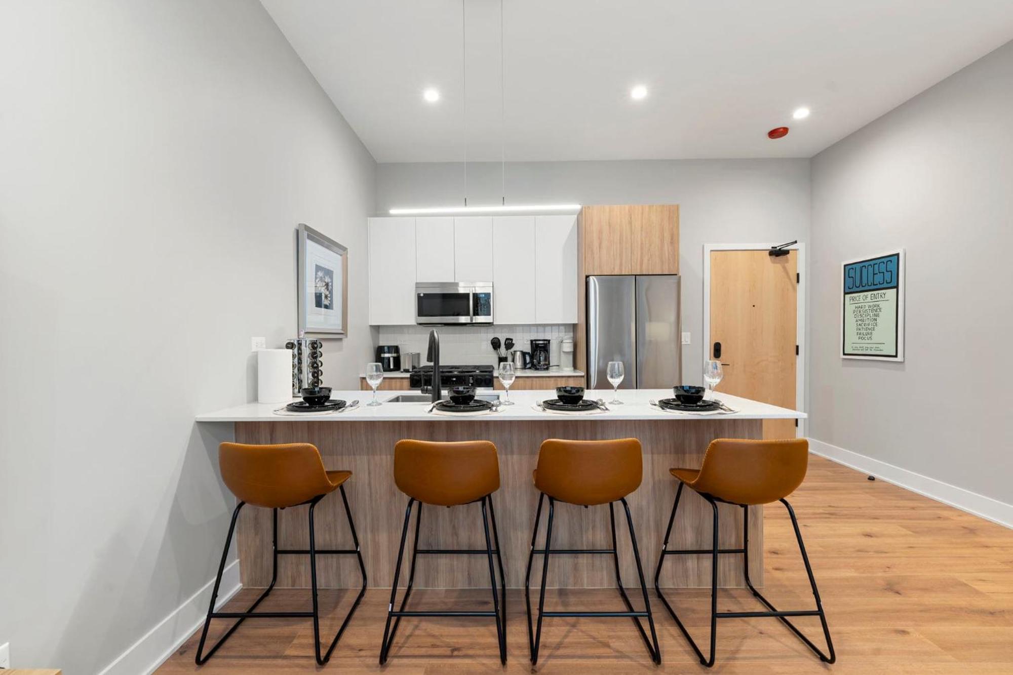 Apartment 2bd 2ba Condo- Steps To With Gym & Parking