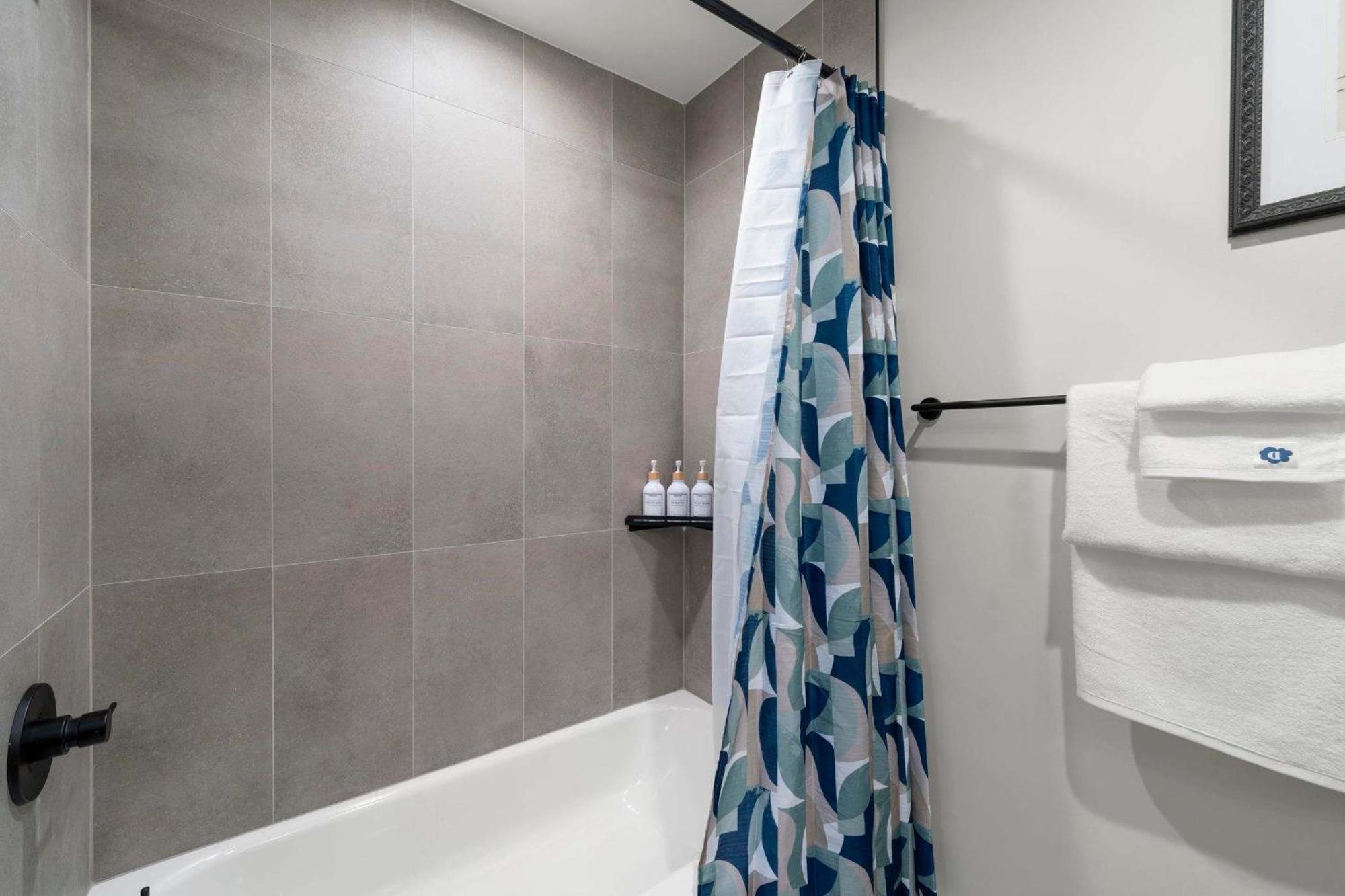 2bd 2ba Condo- Steps To With Gym & Parking Apartment