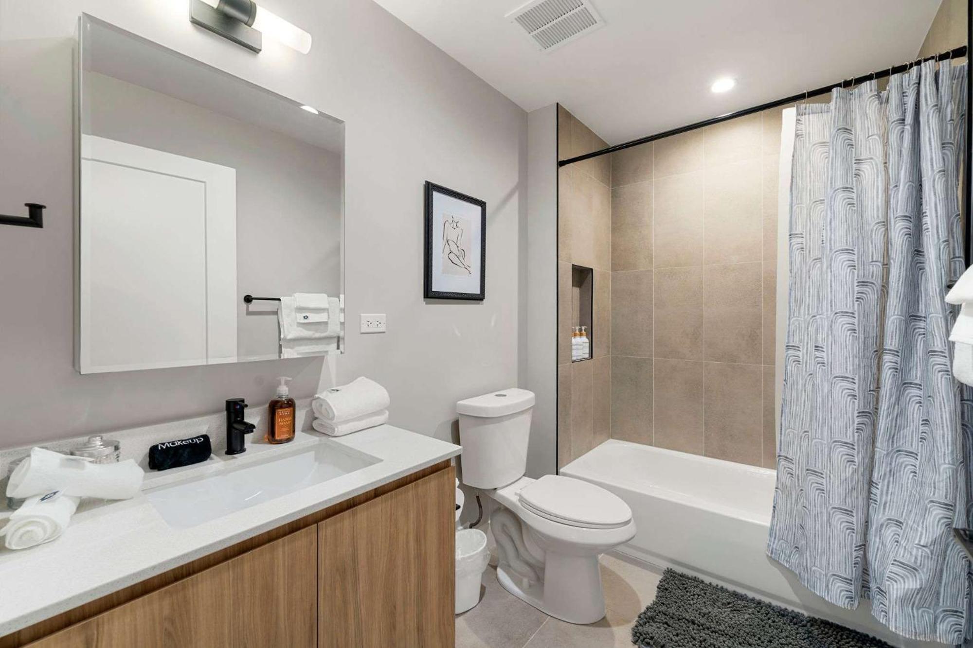 2bd 2ba Condo- Steps To With Gym & Parking Chicago