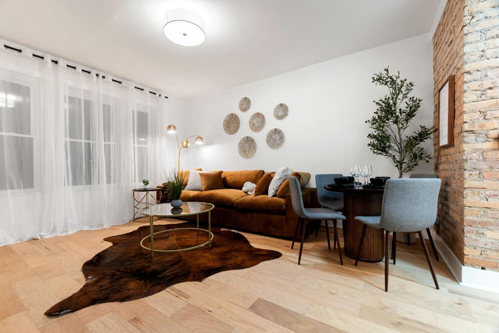 Apartment In Wrigley Close To The Field & Food