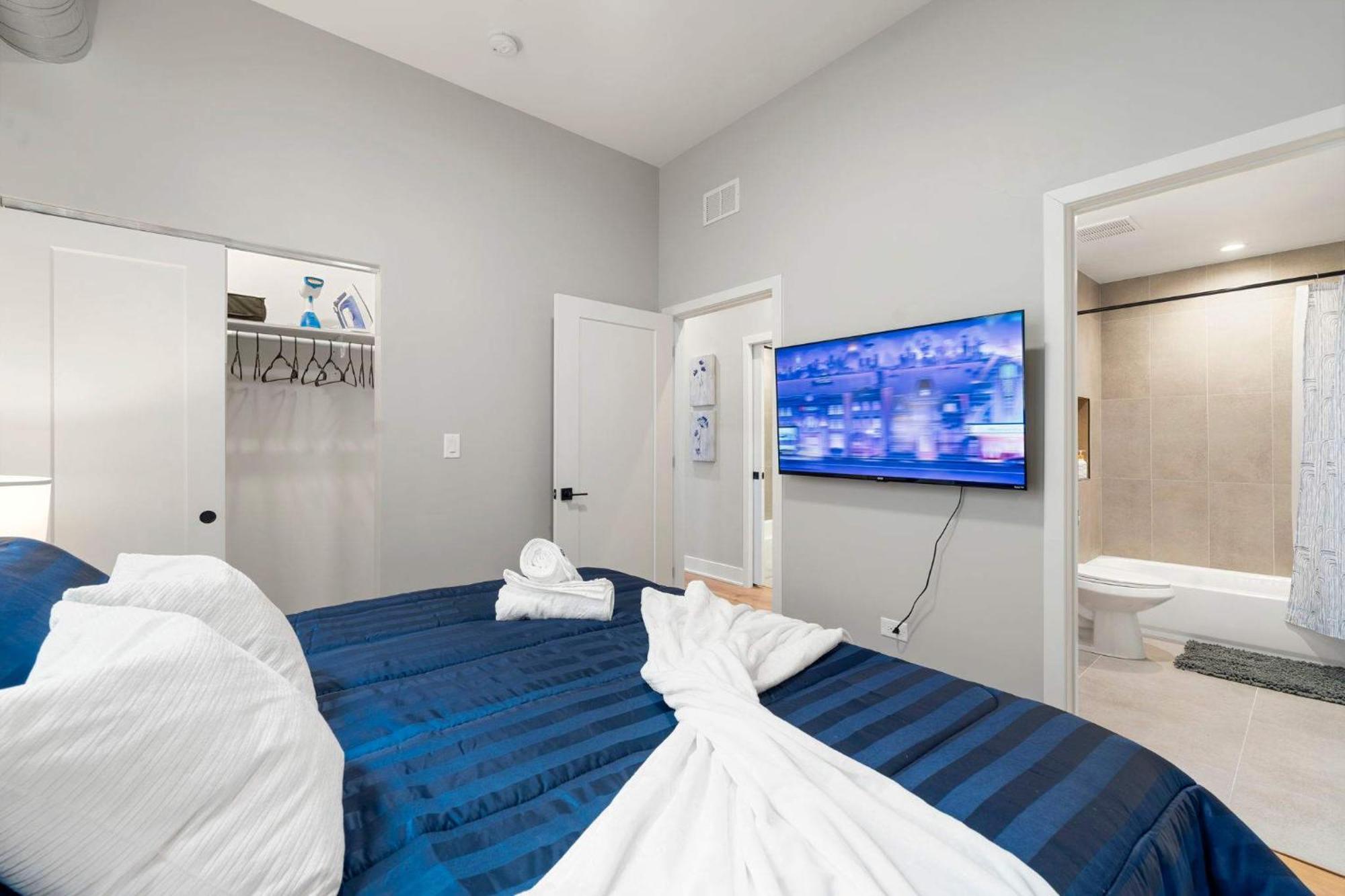 Apartment 2bd 2ba Condo- Steps To With Gym & Parking *
