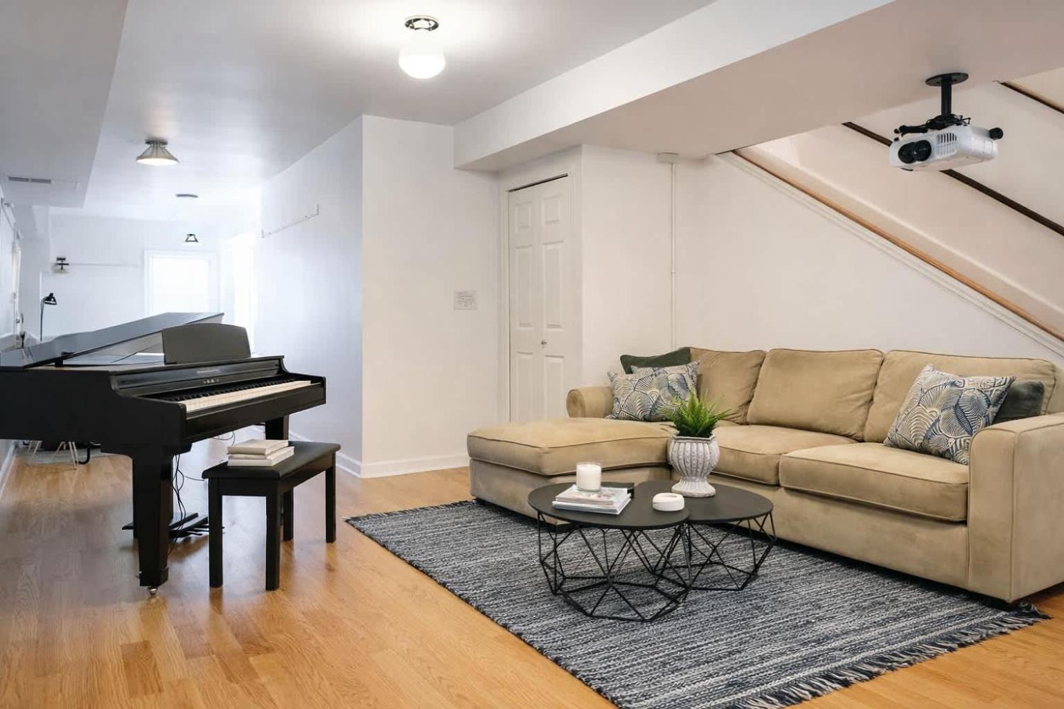 Cozy Wicker Park With Movie Chicago