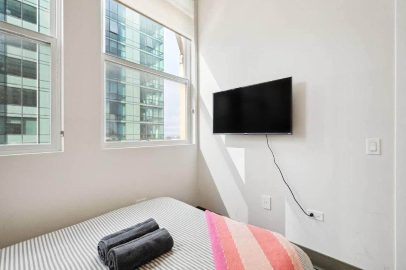 Holiday home Downtown Mich Ave - 6 Penthouses, Sleep 25 *