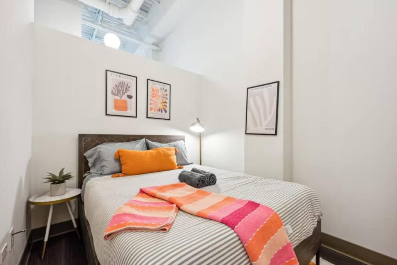 Holiday home Downtown Mich Ave - 6 Penthouses, Sleep 25