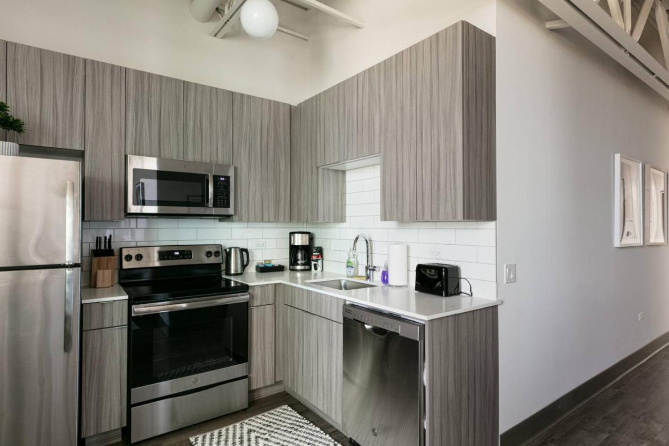 Downtown Mich Ave - 6 Penthouses, Sleep 25 *