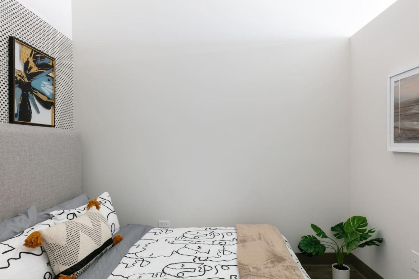 Holiday home Downtown Mich Ave - 6 Penthouses, Sleep 25