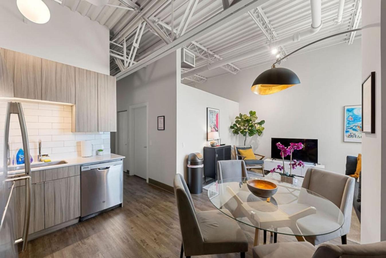 Downtown Mich Ave - 6 Penthouses, Sleep 25