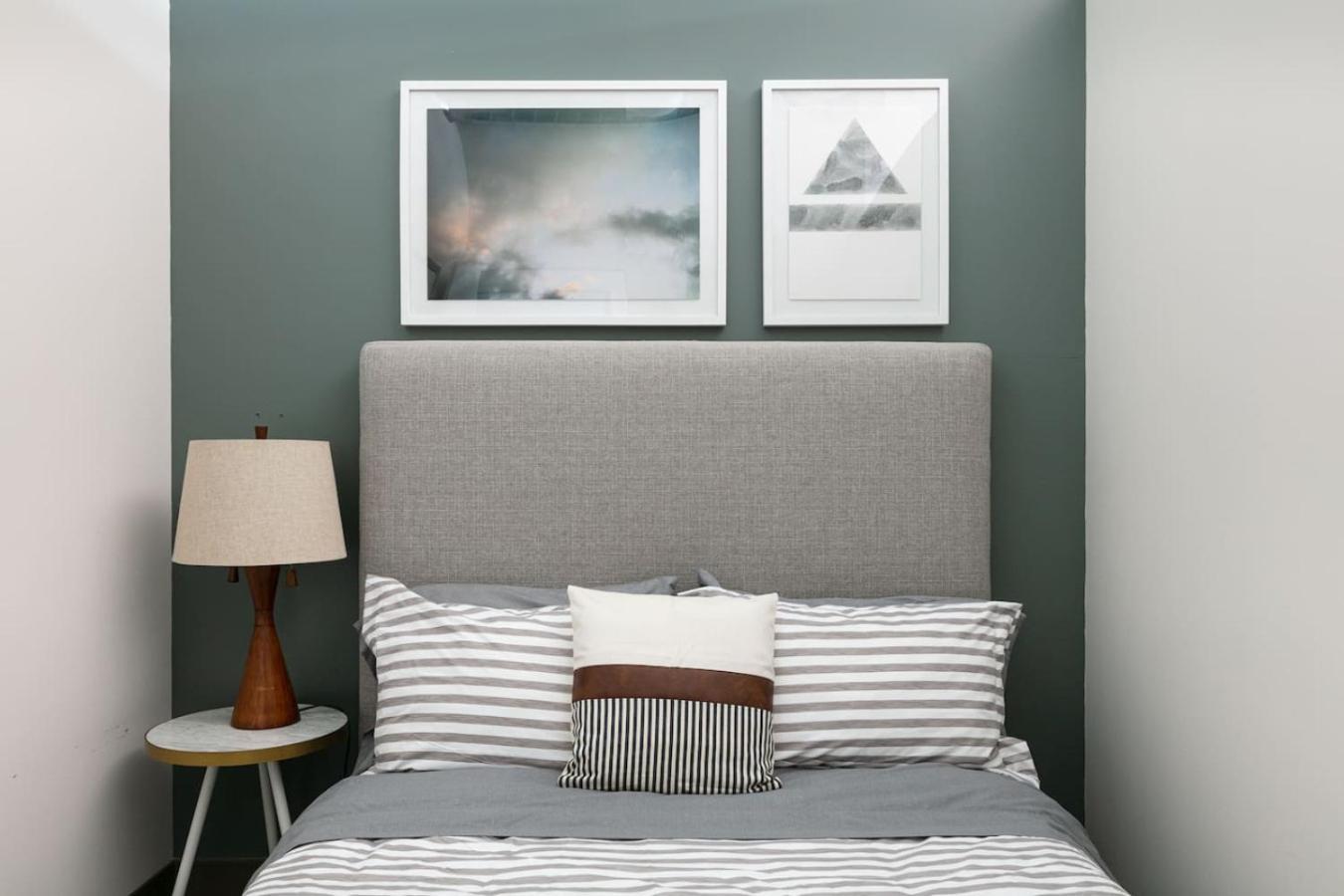 Holiday home Downtown Mich Ave - 6 Penthouses, Sleep 25