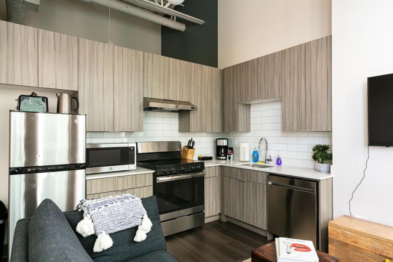 Holiday home Downtown Mich Ave - 6 Penthouses, Sleep 25 *