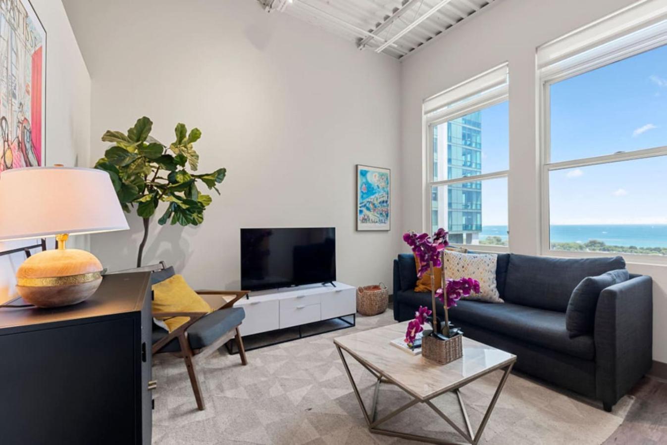 Holiday home Downtown Mich Ave - 6 Penthouses, Sleep 25 *