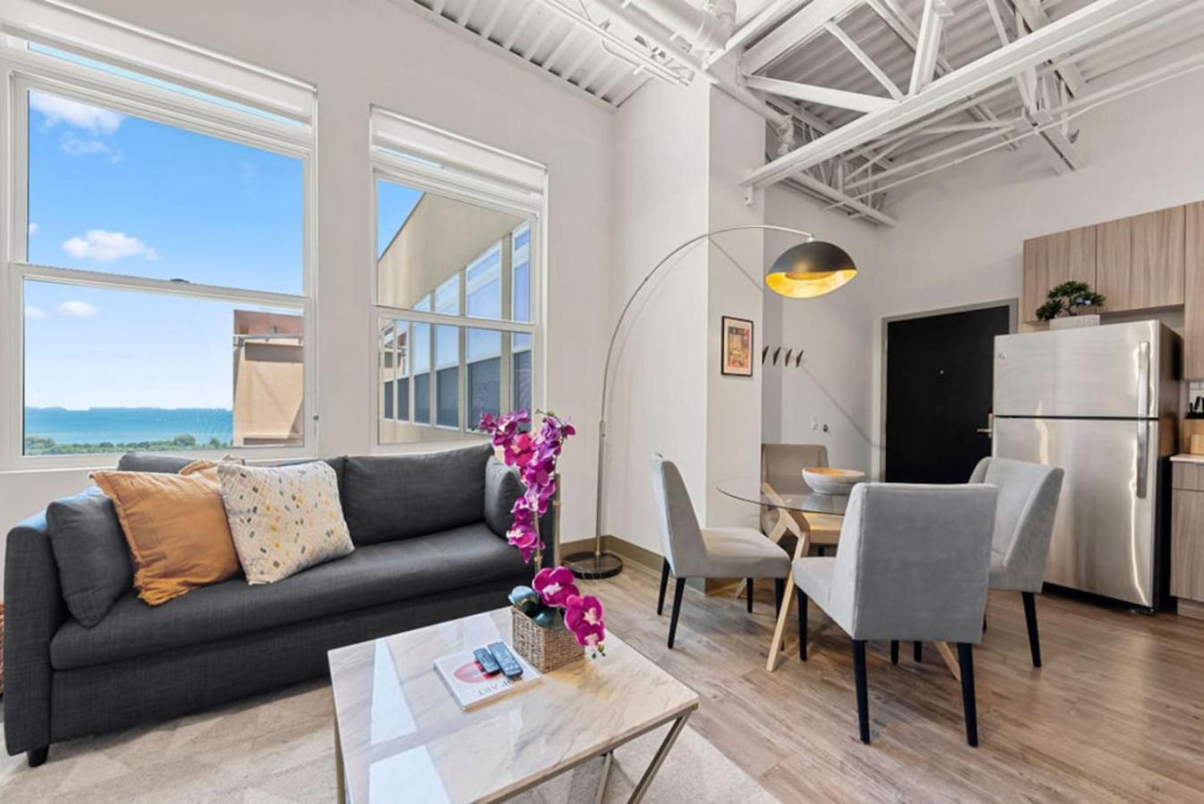 Downtown Mich Ave - 6 Penthouses, Sleep 25 Holiday home