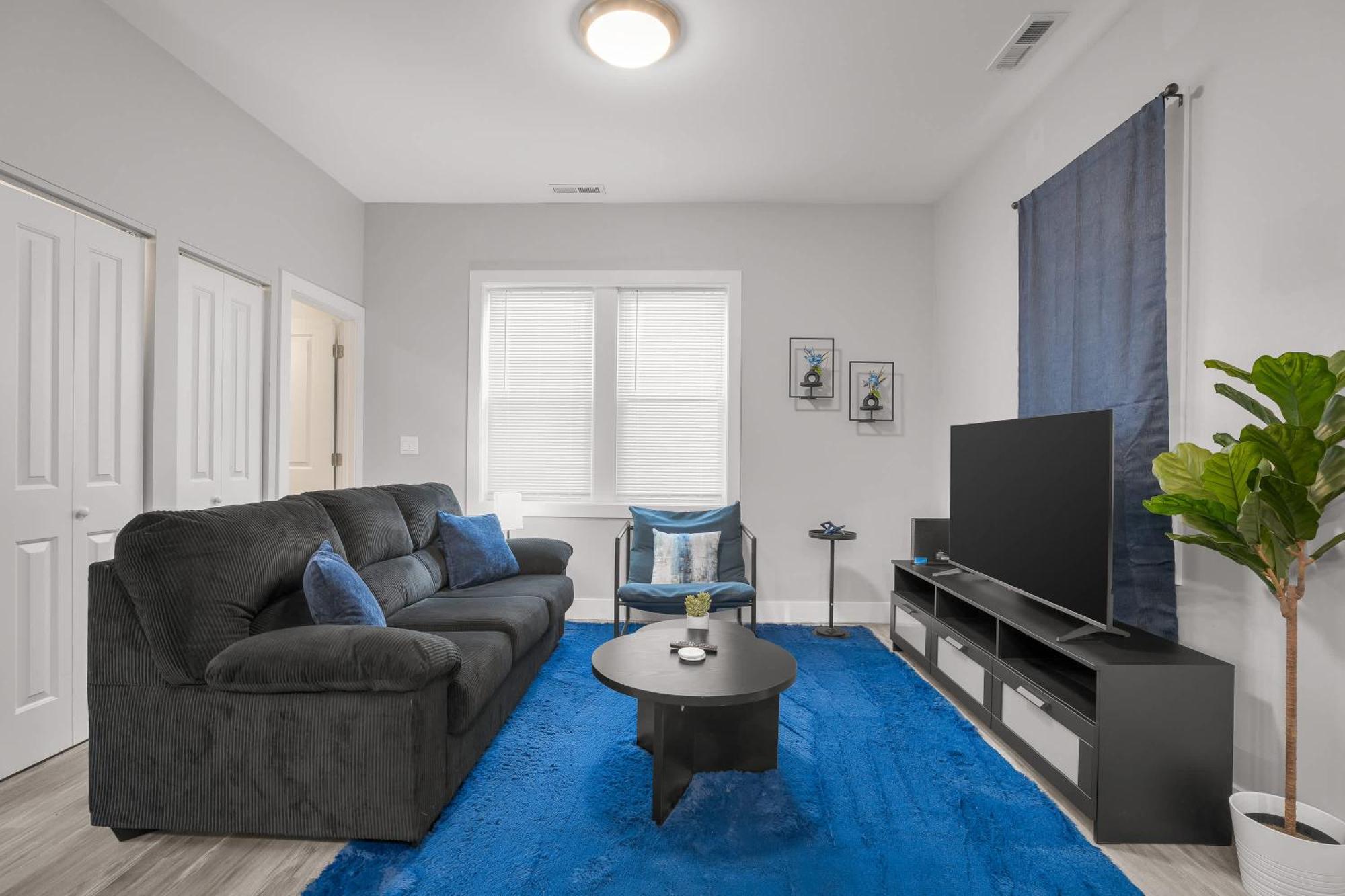 Apartment Comfortably Well-furnished 1br Unit In West Loop - Grand Rep *