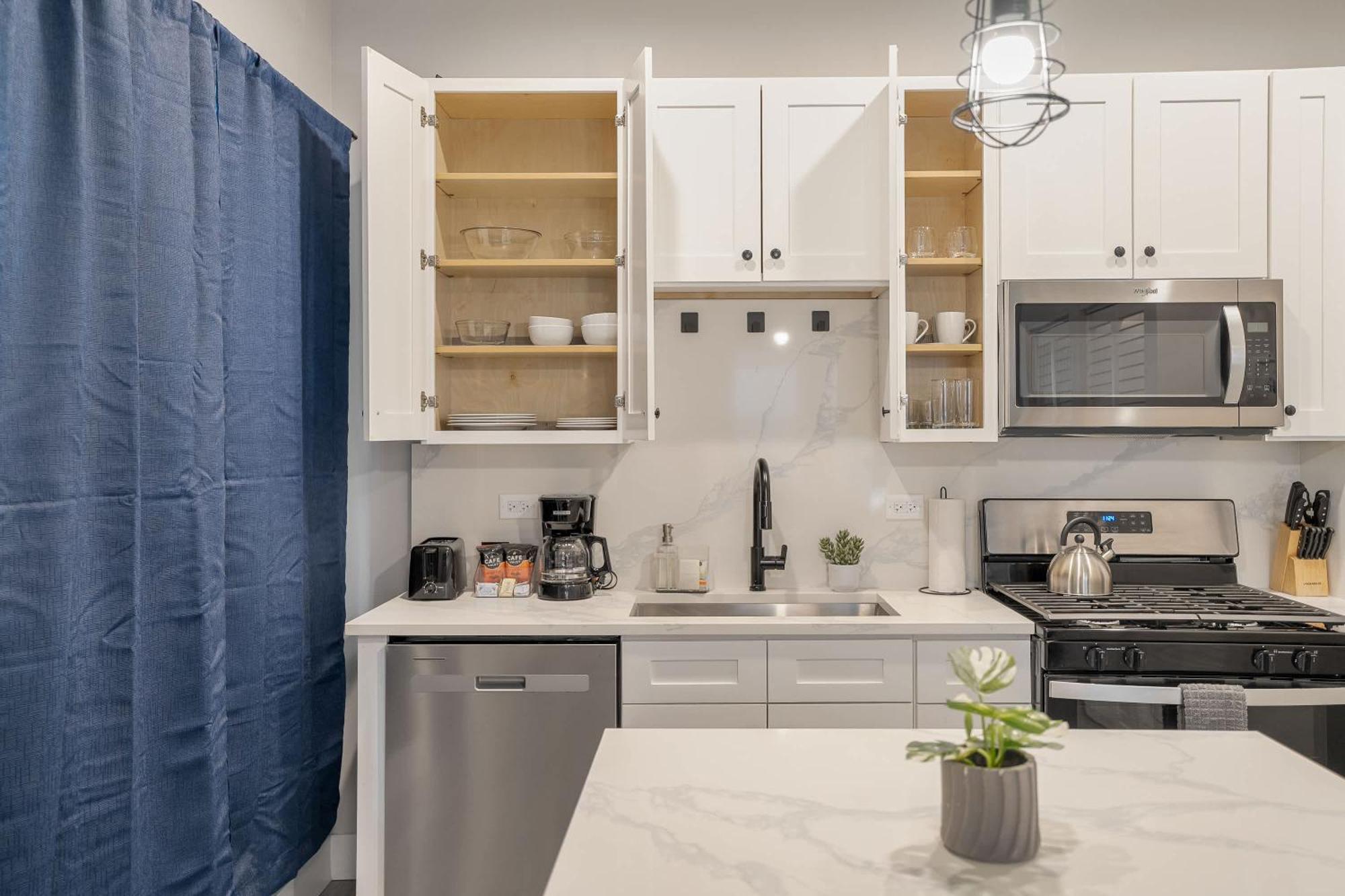 Comfortably Well-furnished 1br Unit In West Loop - Grand Rep *