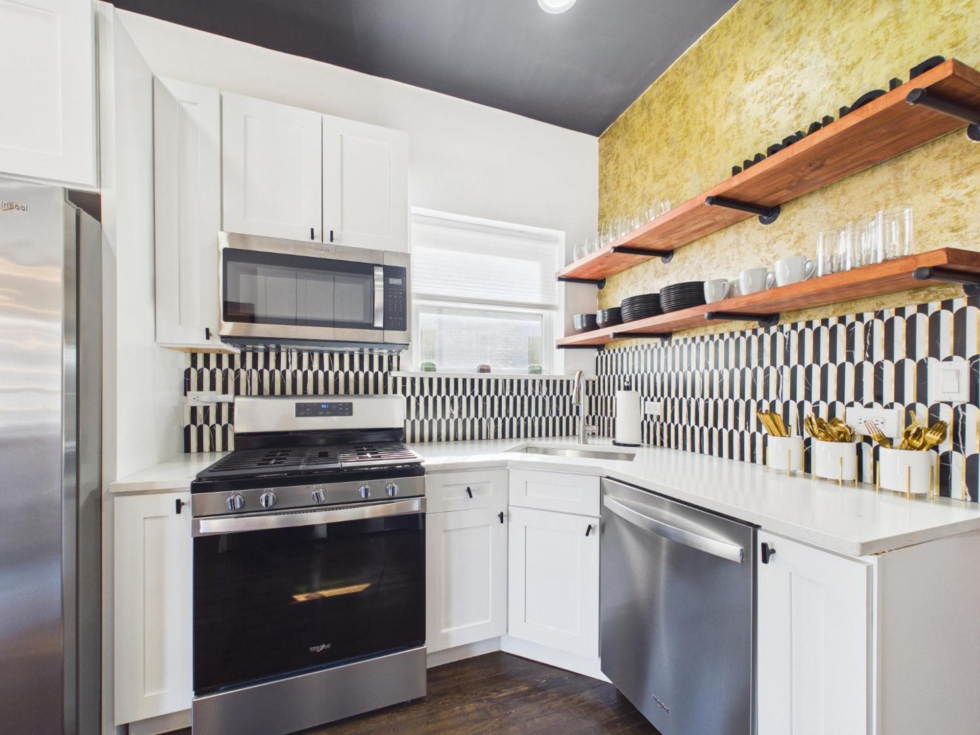 The Wrigleyville Art Deco Executive Garage Apartment Chicago