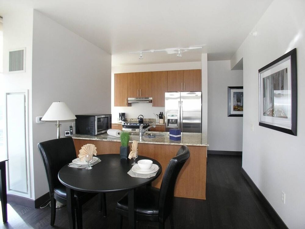 Bridgestreet At State And Grand Aparthotel 4*