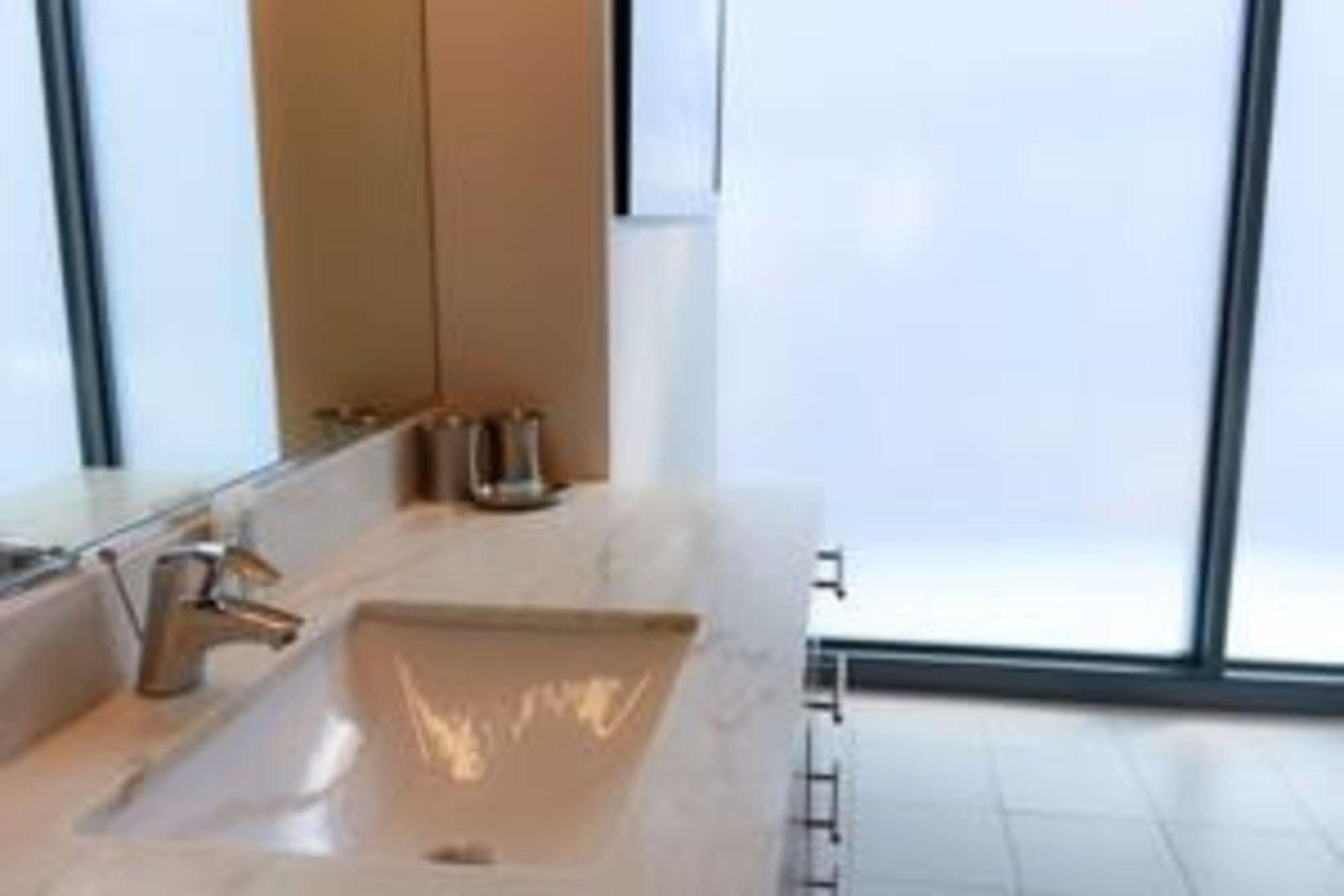 Bridgestreet At State And Grand Aparthotel