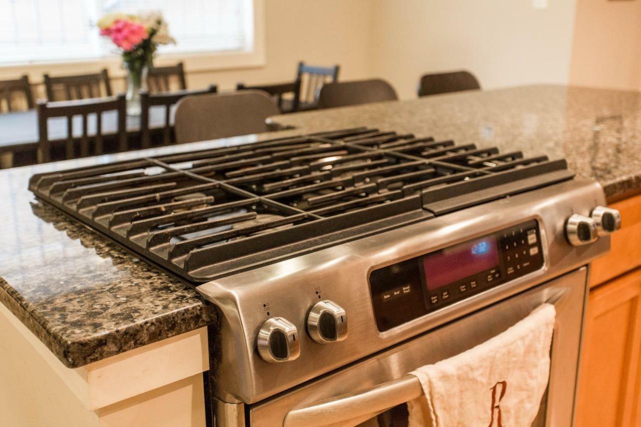 Designer Themed 4 Bedroom In Location With Patio And Fireplace Holiday home Chicago