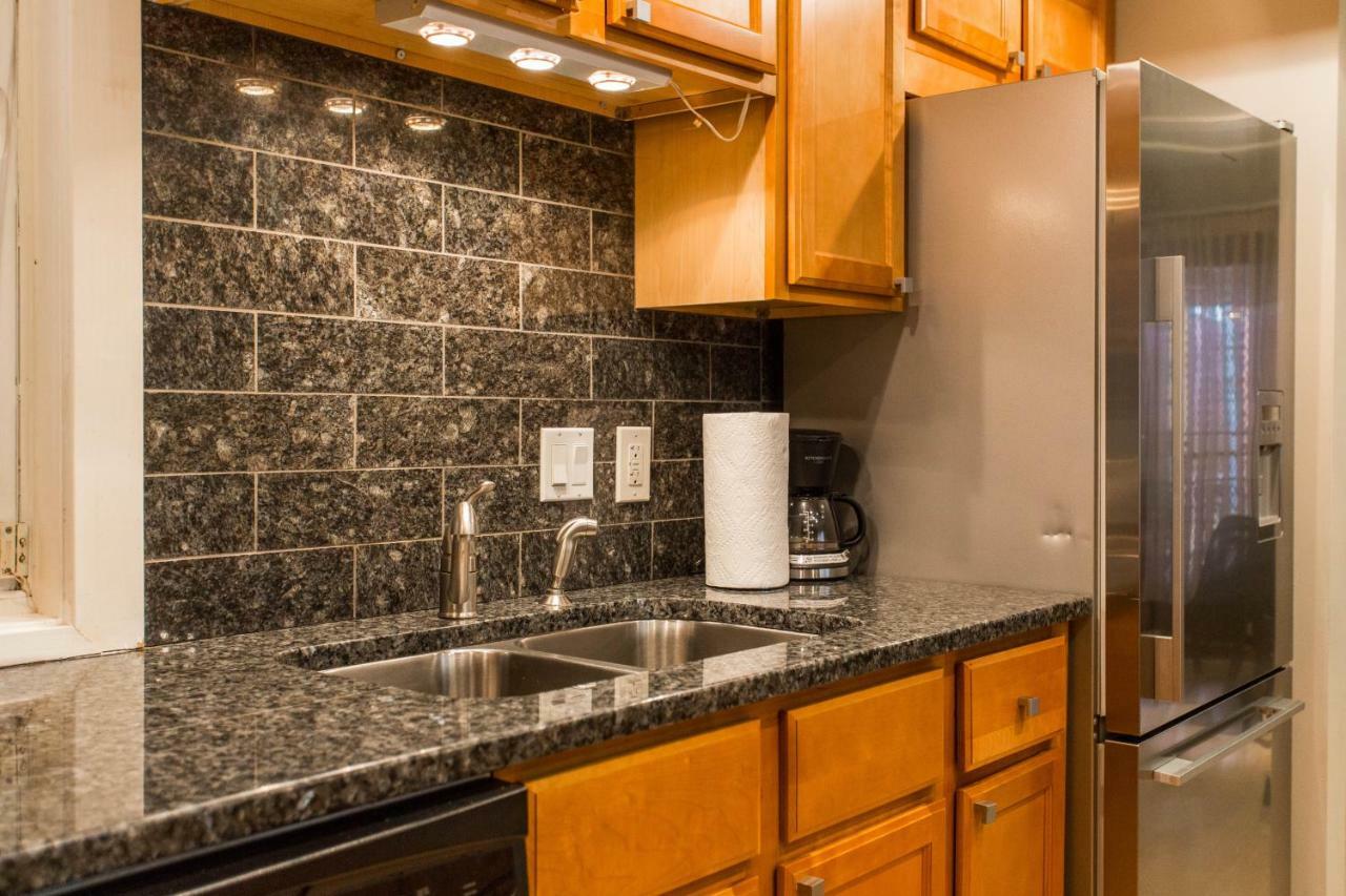 Designer Themed 4 Bedroom In Location With Patio And Fireplace * Chicago