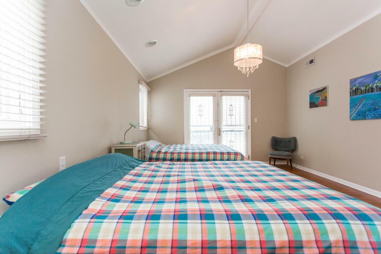 Holiday home 4 Bedroom In Location Parking Fireplace Back Yard Pets Welcome Chicago
