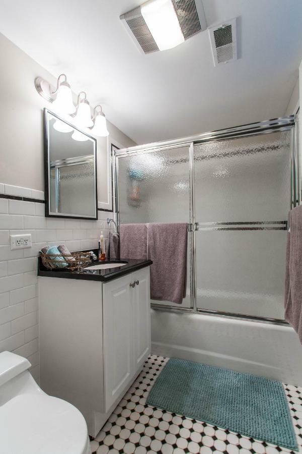 4 Bedroom In Location Parking Fireplace Back Yard Pets Welcome Holiday home Chicago