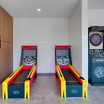 Level Chicago - Old Town