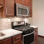 2Br Airy & Tidy Apt With Free Covered Parking - Central Modern