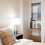 2Br Airy & Tidy Apt With Free Covered Parking - Central Modern