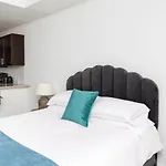 Frontdesk Debonair Studio Apt With City View