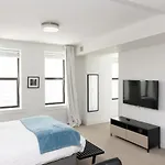 Frontdesk Debonair Studio Apt With City View