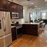 Trendy West Town Flat - 2 Bed / 1.5 Bath W Parking