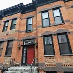 Walk To Lincoln Park, North Avenue Beach, And Second City! Lovely Old Town Charm! Condo